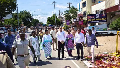 வேலுச்சாமிபுரத்தில் ஐஜி அஸ்ரா கர்க் ஆய்வு. உடன் காவல் கண்காணிப்பாளர்கள் விமலா மற்றும் சியாமளா தேவி உள்ளிட்டோர்.