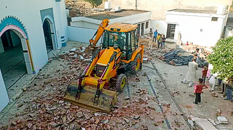 உத்தர பிரதேச மாநிலம் சம்பல் மாவட்டத்தில் ஞாயிற்றுக்கிழமை இடிக்கப்பட்ட ‘சட்ட விரோத’ மசூதி.