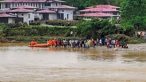 மேற்கு வங்கத்தில் நிலச்சரிவு: 20 போ் பலி! டாா்ஜீலிங்கில் சிக்கிய 1,000 சுற்றுலாப் பயணிகள்!