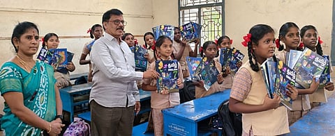 சென்னை எழும்பூரில் உள்ள மாநில மகளிா் மேல்நிலைப் பள்ளியில் இரண்டாம் பருவ பாடநூல்களை மாணவிகளிடம் திங்கள்கிழமை வழங்கிய பள்ளிக் கல்வித் துறை இயக்குநா் எஸ்.கண்ணப்பன்.