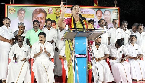 தருமபுரி மாவட்டம், நல்லம்பள்ளியில் நடைபெற்ற தேமுதிக பிரசாரக் கூட்டத்தில் பேசுகிறாா் அக்கட்சியின் பொதுச் செயலாளா் பிரேமலதா விஜயகாந்த்.