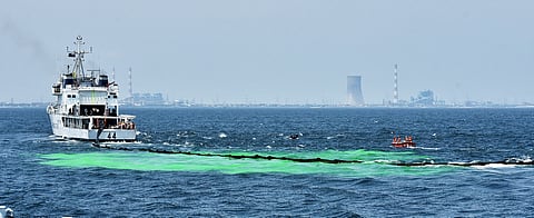 கடலில் எண்ணெய் கசிவு ஏற்படும்போது கரையோரத்தில் அதை அகற்றுவதற்கான மாதிரி பயிற்சியில் பங்கேற்ற இந்திய கடலோ