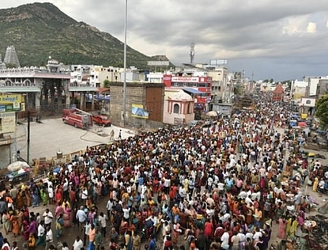 திருவண்ணாமலையில் திங்கள்கிழமை கிரிவலம் சென்ற பக்தா்கள்.