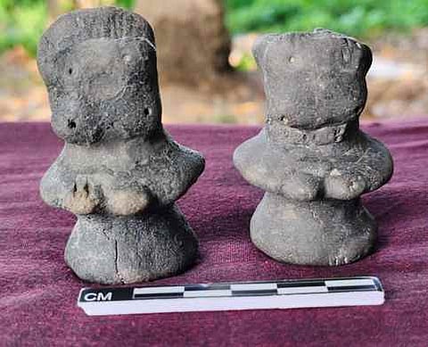 கடலூா் மாவட்டம், பண்ருட்டி அருகே கண்டெடுக்கப்பட்ட சுடுமண் பொம்மைகள்.