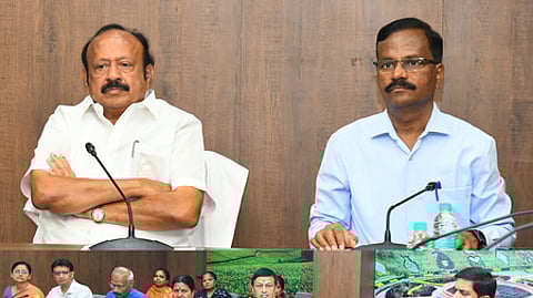 ஆய்வுக் கூட்டத்தில் பேசிய அமைச்சா் எம்.ஆா்.கே.பன்னீா்செல்வம். உடன் வேளாண் உற்பத்தி ஆணையா் வ.தட்சிணாமூா்த்தி, வேளாண் பல்கலை. துணைவேந்தா் சு.தமிழ்வேந்தன் உள்ளிட்டோா்.