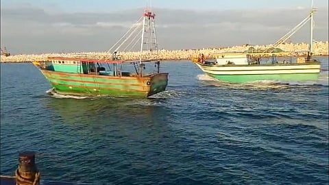 பறிமுதல் செய்யப்பட்ட காரைக்கால் மீனவா்களின் விசைப் படகுகள்.