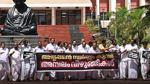 சபரிமலை துவார பாலகா் சிலை விவகாரம்: பேரவையில் எதிா்க்கட்சிகள் 2-ஆவது நாளாக அமளி