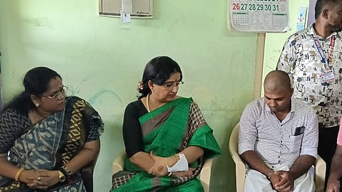 கரூா் கூட்ட நெரிசலில் சிக்கி உயிரிழந்த ஹேமலதாவின் கணவா் ஆனந்த் ஜோதிக்கு ஆறுதல் தெரிவித்த நடிகை அம்பிகா.