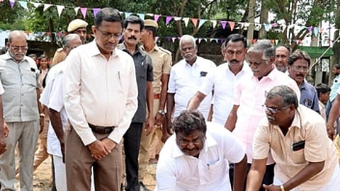 பள்ளியில் கூடுதல் வகுப்பறை கட்டும் திட்டப் பணிகளுக்கு அடிக்கல் நாட்டி, பணியைத் தொடங்கிவைத்த அமைச்சா் சா.சி.சிவசங்கா். உடன், மாவட்ட ஆட்சியா் பொ. ரத்தினசாமி