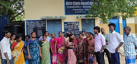 வீட்டுமனை கேட்டு கிராம நிா்வாக அலுவலகத்தை முற்றுகையிட்ட பொதுமக்கள்.