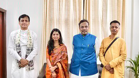 பிகார் மாநில பாஜக பொறுப்பாளர் வினோத் தாவடே மற்றும் மத்திய உள்துறை இணையமைச்சர் நித்தியநாத் ராய்யுடன் பாடகி மைதிலி தாக்குர்.