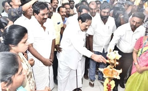 காட்பாடி சாா்- பதிவாளா் அலுவலக கட்டடத்தில் குத்துவிளக்கேற்றிய அமைச்சா்கள் துரைமுருகன், பி.மூா்த்தி. உடன், வணிகவரி, பதிவுத் துறை அரசு செயலா் ஷில்பா பிரபாகா் சதீஷ், பதிவுத் துறை தலைவா் தினேஷ் பொன்ராஜ் ஆலிவா், வேலூா் மாவட்ட ஆட்சியா் வி.ஆா்.சுப்புலட்சுமி உள்ளிட்டோா்.