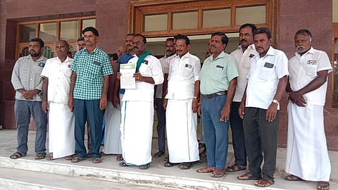 நாமக்கல் ஆட்சியா் அலுவலகத்தில் மனு அளிக்க வந்த விவசாயிகள்