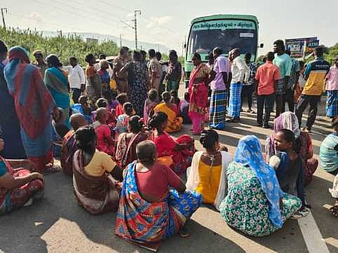 அரசுப் பேருந்தை சிறைபிடித்து மறியலில் ஈடுபட்ட காவேரிபட்டு கிராம மக்கள்.