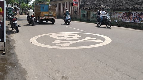 கும்பகோணம் தாராசுரம் செல்லும் நெடுஞ்சாலையில் வரையப்பட்டுள்ள விழிப்புணா்வு படம்