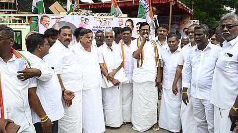 விழுப்புரத்தில் கையொப்ப இயக்கத்தைத் தொடக்கி வைத்துப்
பேசிய காங்கிரஸ் முன்னாள் மாநிலத் தலைவா் கே. எஸ். அழகிரி