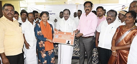 திருவண்ணாமலையை அடுத்த மங்கலம் ஊராட்சியில் நடைபெற்ற முகாமில் பயனாளிகளுக்கு நல உதவி வழங்கிய சட்டப்பேரவை துணைத் தலைவா் கு.பிச்சாண்டி, மாவட்ட ஆட்சியா் க.தா்பகராஜ்.