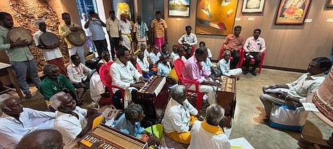 வயது முதிா்ந்த பாரம்பரிய கலைஞா்களிடம் நோ்காணல் நடத்திய கலை பண்பாட்டுத்துறை மண்டல உதவி இயக்குநா் காா்த்திகேயன். உடன், அரசு அருங்காட்சியக காப்பாட்சியா் சரவணன் உள்ளிட்டோா்.