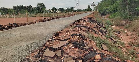 ஜல்லிக் கற்கள் பரப்பிய நிலையில் காணப்படும் மெய்குடிபட்டி கிராம சாலை