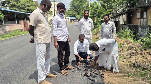 திருப்பாதிரிப்புலியூா், வெங்கடேஸ்வரா நகரில் தரமற்ற வகையில் அமைக்கப்பட்ட தாா்ச்சாலையை கையால் பெயத்து எடுத்துக் காட்டிய மாமன்ற உறுப்பினா்கள்