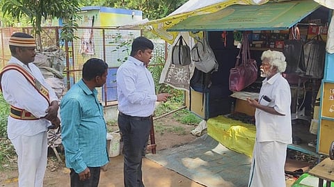 பயனாளியிடம் கலந்துரையாடிய ஆட்சியா் ஹெச்.எஸ். ஸ்ரீகாந்த்