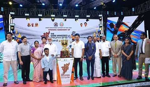 முதல்வா் கோப்பையை அறிமுகம் செய்த துணை முதல்வா் உதயநிதி ஸ்டாலின்.