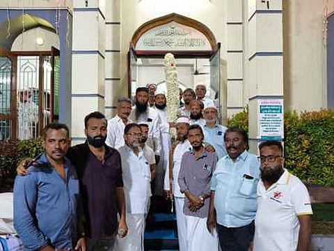 அழகியமண்டபம், புகாரி பள்ளிவாசலில் இருந்து மலா்களால் அலங்கரிக்கப்பட்ட கொடியை எடுத்துச் செல்வோா்.