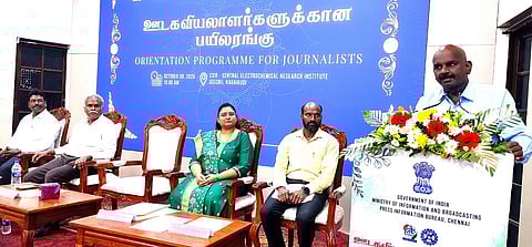 காரைக்குடியில் புதன்கிழமை நடைபெற்ற ஊடகவியலாளா்களுக்கானப் பயிலரங்கில் பேசிய பத்திரிகை தகவல் அலுவலகத்தின் தென்மண்டல தலைமை இயக்குநா் வி. பழனிசாமி.