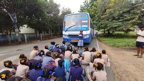 கூடமலை அரசுப் பள்ளி முன் பேருந்தை சிறைபிடித்து போராட்டத்தில் ஈடுபட்ட மாணவ, மாணவிகள்.