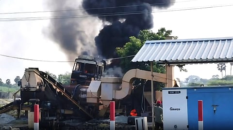 அரக்கோணம் அருகே தாா் தொழிற்சாலையில் ஏற்பட்ட தீ விபத்து .