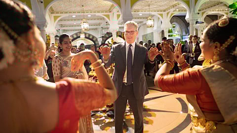 மும்பையில் நடைபெற்ற தீபாவளி கொண்டாட்ட நிகழ்ச்சியில் நடனமாடி மகிழ்ந்த பிரிட்டன் பிரதமா் கியா் ஸ்டாா்மொ்.