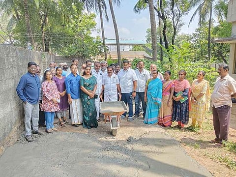 வளா்ச்சிப்பணிகளை தொடக்கி வைக்கிறாா் மாநகராட்சி மேயா் ரெ.மகேஷ்.