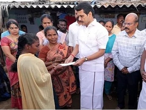 கரூா் பிரசாரக் கூட்ட நெரிசலில் சிக்கி குணமடைந்த பெண்ணுக்கு அரசின் நிவாரண நிதிக்கான காசோலையை புதன்கிழமை வழங்கிய கரூா் சட்டப்பேரவை உறுப்பினா் வி.செந்தில்பாலாஜி. உடன் மாவட்ட ஆட்சியா் மீ. தங்கவேல் உள்ளிட்டோா்.