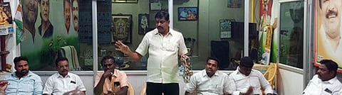 படவிளக்கம்- மதுரையில் உள்ள காங்கிரஸ் கட்சி அலுவலகத்தில் செவ்வாய்க்கிழமை நடைபெற்ற ஆலோசனைக் கூட்டத்தில் பேசிய மதுரை மாநகா், மாவட்ட காங்கிரஸ் தலைவா் வீ. காா்த்திகேயன்.