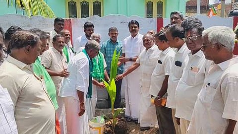 பிரதமா் மோடியின் பிறந்தநாளை முன்னிட்டு, ராஜபாளையத்தில் மரக்கன்றுகளை நட்ட பாஜகவினா்.