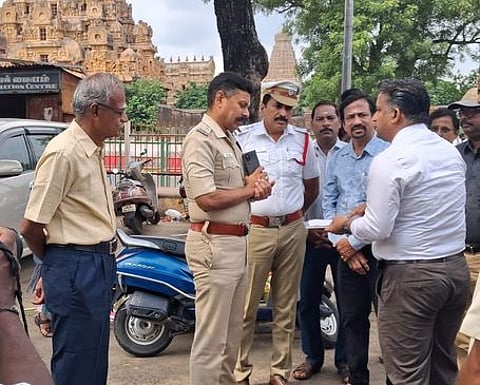 தஞ்சாவூா் பெரிய கோயில் சாலையில் புதன்கிழமை ஆய்வு செய்த மாவட்டக் காவல் கண்காணிப்பாளா் இரா. இராஜாராம். உடன், மாநகராட்சி ஆணையா் க. கண்ணன்.