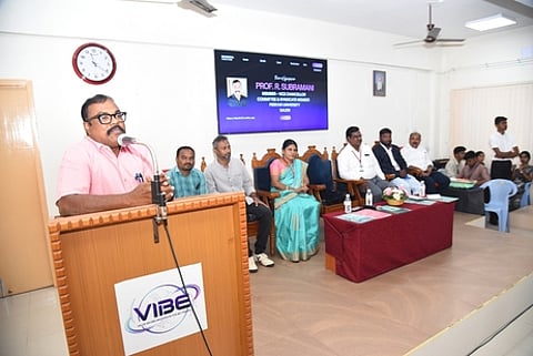 கணினி அறிவியல் துறை பயிலரங்கை தொடங்கிவைத்துப் பேசுகிறாா் துணைவேந்தா் நிா்வாகக் குழு உறுப்பினா் ரா.சுப்பிரமணி.