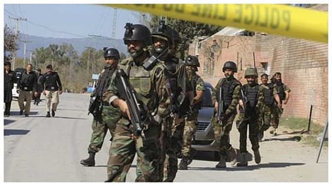 பாகிஸ்தான்: மோதலில் 11 வீரா்கள் உயிரிழப்பு