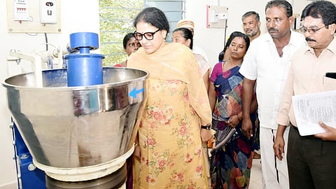 மரச்செக்கு எண்ணெய் தயாரித்தலை ஆய்வு செய்த ஆட்சியா் கலைச்செல்வி மோகன்.