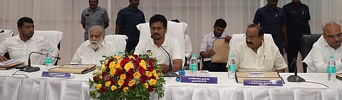 திண்டுக்கல் மாவட்ட ஆட்சியா் அலுவலகத்தில் புதன்கிழமை நடைபெற்ற ஆய்வுக் கூட்டத்தில் பங்கேற்ற தமிழக துணை முதல்வா் உதயநிதி ஸ்டாலின். உடன் அமைச்சா்கள் இ. பெரியசாமி, அர. சக்கரபாணி உள்ளிட்டோா்.