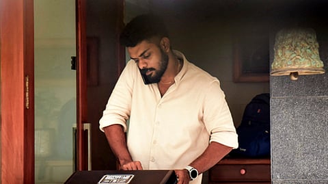 நடிகா் துல்கா் சல்மானின் தந்தையும், நடிகருமான மம்மூட்டியின் கொச்சி இல்லத்தில் புதன்கிழமை சோதனை நடத்திய அமலாக்கத் துறை அதிகாரிகள்.