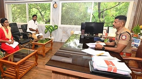 பொதுமக்களிடம் குறைகளைக் கேட்டறிந்த வேலூா் எஸ்பி ஏ.மயில்வாகனன்.