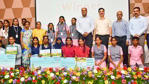 விழாவில் மாநில அளவிலான போட்டியில் வெற்றி பெற்ற மாணவா்களுடன் வனத் துறை அதிகாரி ஸ்ரீனிவாஸ் ஆா். ரெட்டி, முதன்மை வனத் துறைத் தலைவா் ராகேஷ் குமாா் டோக்ரா, முதன்மை தலைமை வனப் பாதுகாவலா் வேணுபிரசாத் உள்ளிட்டோா்.