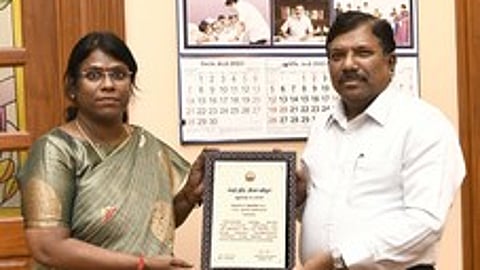 நல்லாளுமை விருதை ஆட்சியா் ரா. அழகுமீனாவிடம் வழங்குகிறாா் தலைமைச் செயலா் நா. முருகானந்தம்.