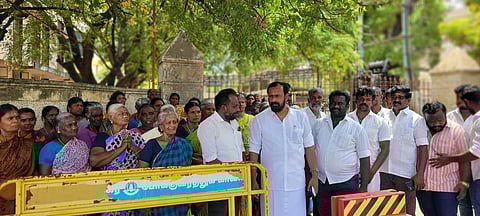 ஆட்சியா் அலுவலகத்துக்கு மனு அளிக்க வந்த மஞ்சங்குளம் கிராம மக்கள்.