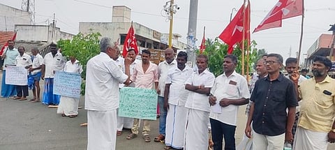 ஆா்பாட்டத்தில் ஈடுபட்ட விவசாயிகள் சங்கத்தினா்.