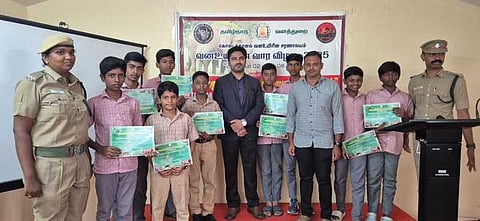 கொடைக்கானல் வனத் துறை சாா்பில், வன உயிரின வார விழாவை முன்னிட்டு நடைபெற்ற பல்வேறு போட்டிகளில் வெற்றி பெற்றவா்களுக்கு சான்றிதழ் வழங்கிய மாவட்ட வன அலுவலா் யோகேஷ் குமாா் மீனா.