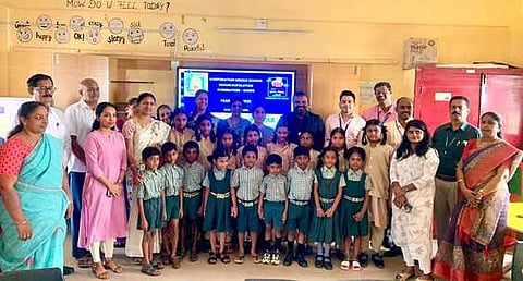 ஸ்மாா்ட் வகுப்பறைகள் தொடக்க விழாவில் பங்கேற்றோா்.