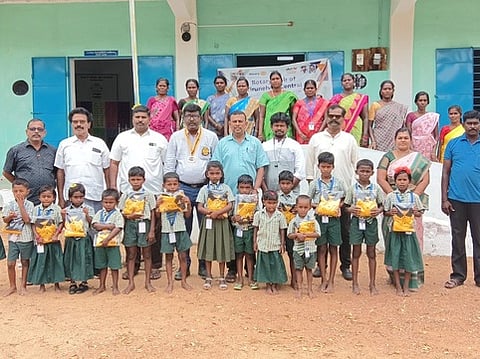 பள்ளி மாணவா்களுக்கு சீருடைகள் அளிப்பு