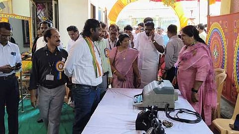 கண்காட்சியை தொடக்கி வைத்து பாா்வையிடுகிறாா் விஜய் வசந்த் எம்.பி.